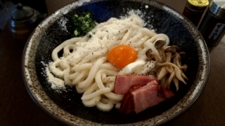 カルボナーラ釜玉うどん+山芋素揚げ+おくら天、功刀屋