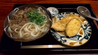 牛スジうどん+ササミ天、小麦の翼