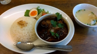 ブラックカレー+麻辣水餃子、五星鶏飯