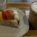 季節のフルーツタルト+カフェオレ、やつどき