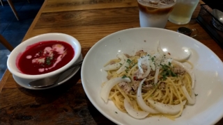 豚挽肉と新玉葱のパスタ+ビーツのスープ、SARU