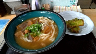 牛すじ煮込みうどん+ちくわ天、錦咲うどん