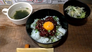 馬ユッケ丼、馬焼肉十六番