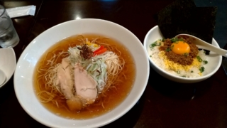 醤油ラーメン+豚そぼろ丼、はるにれ