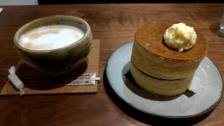 ホットケーキ+カフェラテ、ペトラブランカ