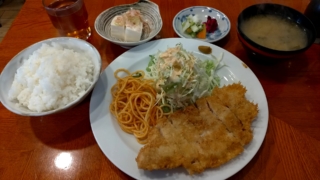 ロースかつ定食、ごはんやありす