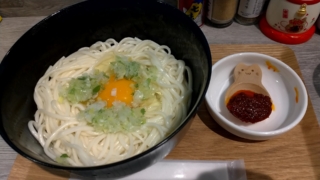 釜玉スパイシーうどん、ねこでこ