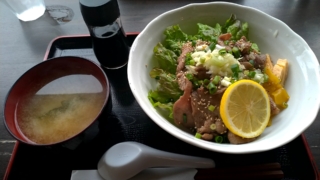 牛舌ネギ塩丼+揚げぱん、ルピナス