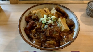 牛煮込み丼、煮込み屋赤ねこ