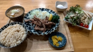 鶏せせりの塩麹焼き定食+サラダバー、肉屋食堂太助