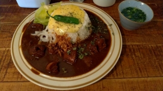 チキンカレー+チーズ、小さかった女