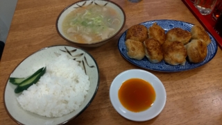 餃子定食、包琳