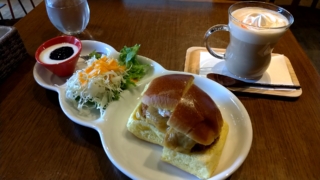 メンチカツサンド+さくらカフェラテ、ヨリミチカフェ