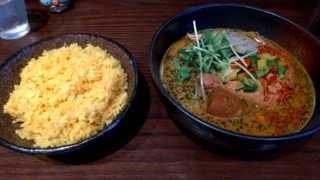 チキンと野菜のスープカレー+ラッシー、シャナイア