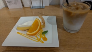 レモンケーキ+アイスカフェラテ、カフェアンドバーR