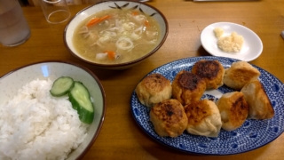 餃子定食、包琳