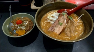 味噌ラーメン+ミニドライカレー、ぶるんちょ