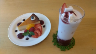 ベイクドチーズケーキ+イチゴミルク、ピーカブー