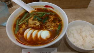 カレー辛麺+ご飯、一輪