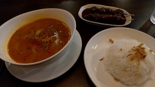 ラムジャワカレー+牛肉のサテ+揚げバナナアイスクリーム、シンタジャワカフェ