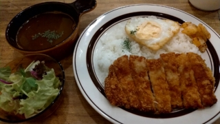 チキンカツレツとフライドエッグのくろーばーカレー、クローバー