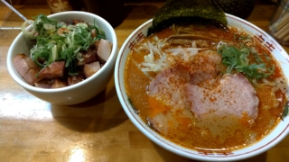 辛いラーメン+チャーシューご飯、なるめん