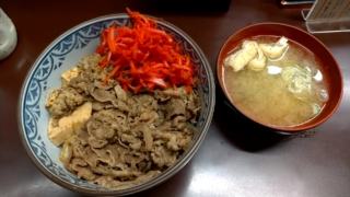 牛丼+みそ汁、たつ屋