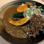 牛肉煮込カレー+おばんざいトッピング、京風カレーおこしやす