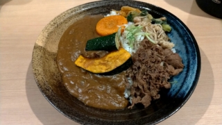 牛肉煮込カレー+おばんざいトッピング、京風カレーおこしやす